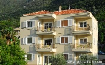 Хера апартаменти, частни квартири в града Donji Stoliv, Черна Гора